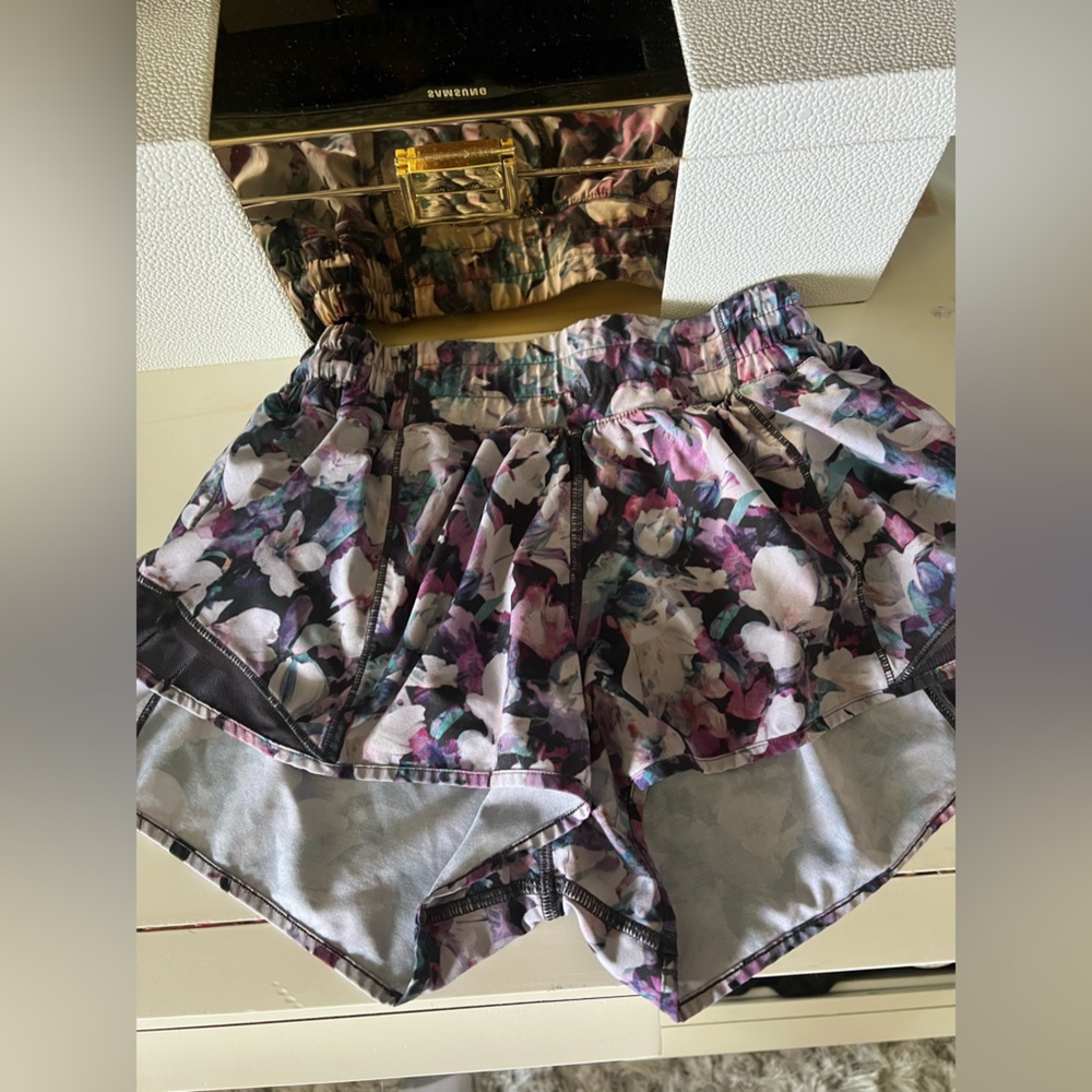 LULULEMON hotty hot shorts 2.5 size 4